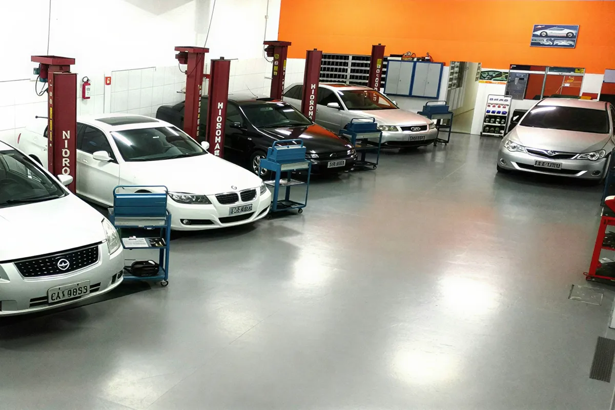 Ambiente limpo e organizado da oficina automotiva DanCar